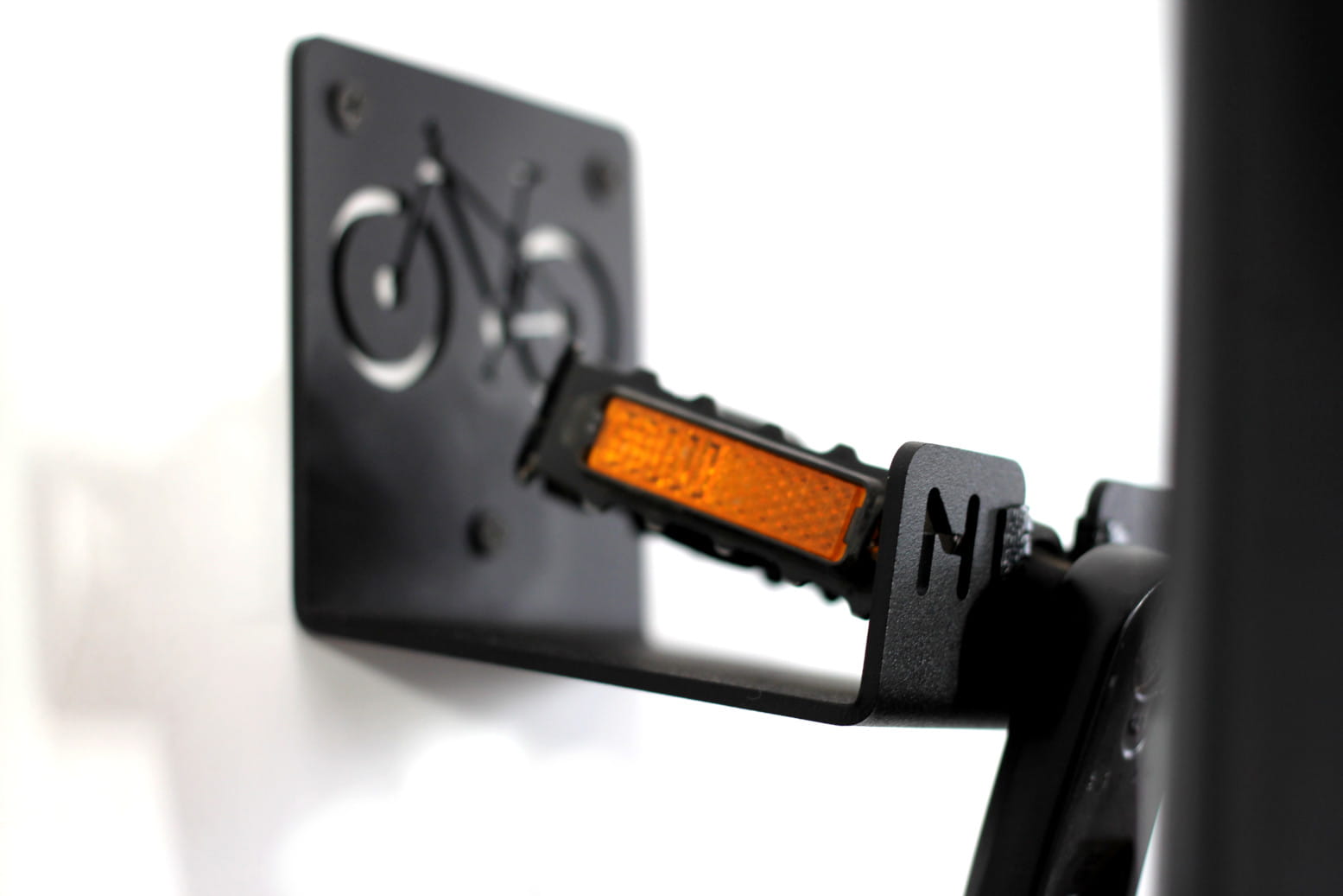 wall_mounted_pedal_holder_for_bicycles